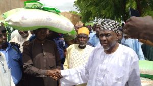 Goronyo LG Coordinator, Aminu Shu'aibu Launching distribution of free fertilizer to farmers 